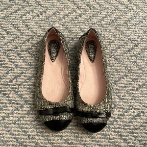 Bloch girls shoes. Size 30. Black and white. Bow front toe detail